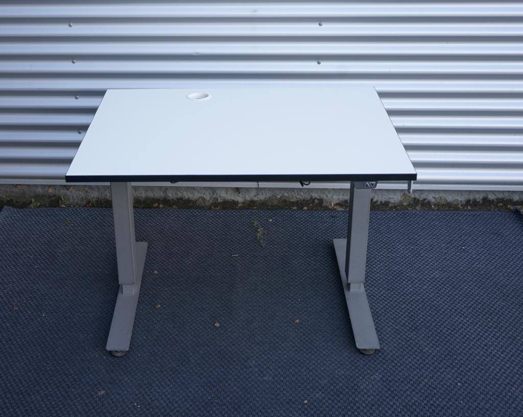 Kinnarps hæve-sænkebord i hvid med bordplade 100x80 cm set forfra. Kompakt elektrisk justerbart skrivebord til hjemmekontor og små kontorer.